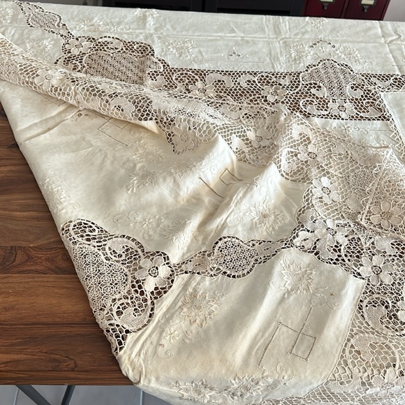 Vintage Tan Crochet and Cotton Rectangular Table Cloth with 12 napkins - Picture 16 of 17